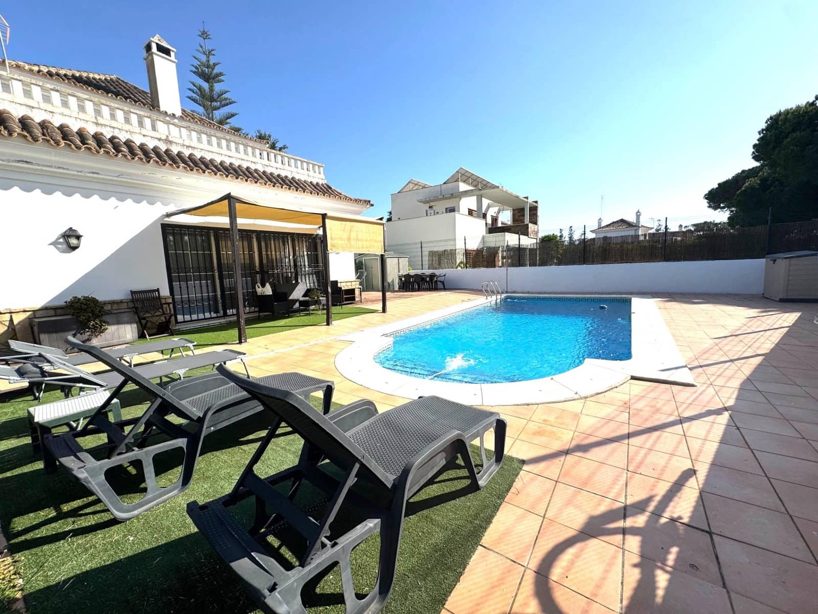 4 bedroom Villa for sale in El Portil with pool garage - € 578,900 (Ref: 9456592)