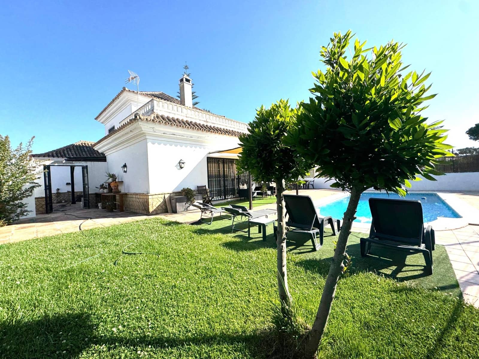 4 bedroom Villa for sale in El Portil with pool garage - € 578,900 (Ref: 9456592)