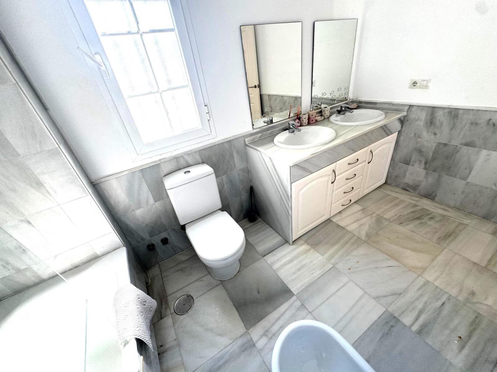 4 bedroom Villa for sale in El Portil with pool garage - € 578,900 (Ref: 9456592)