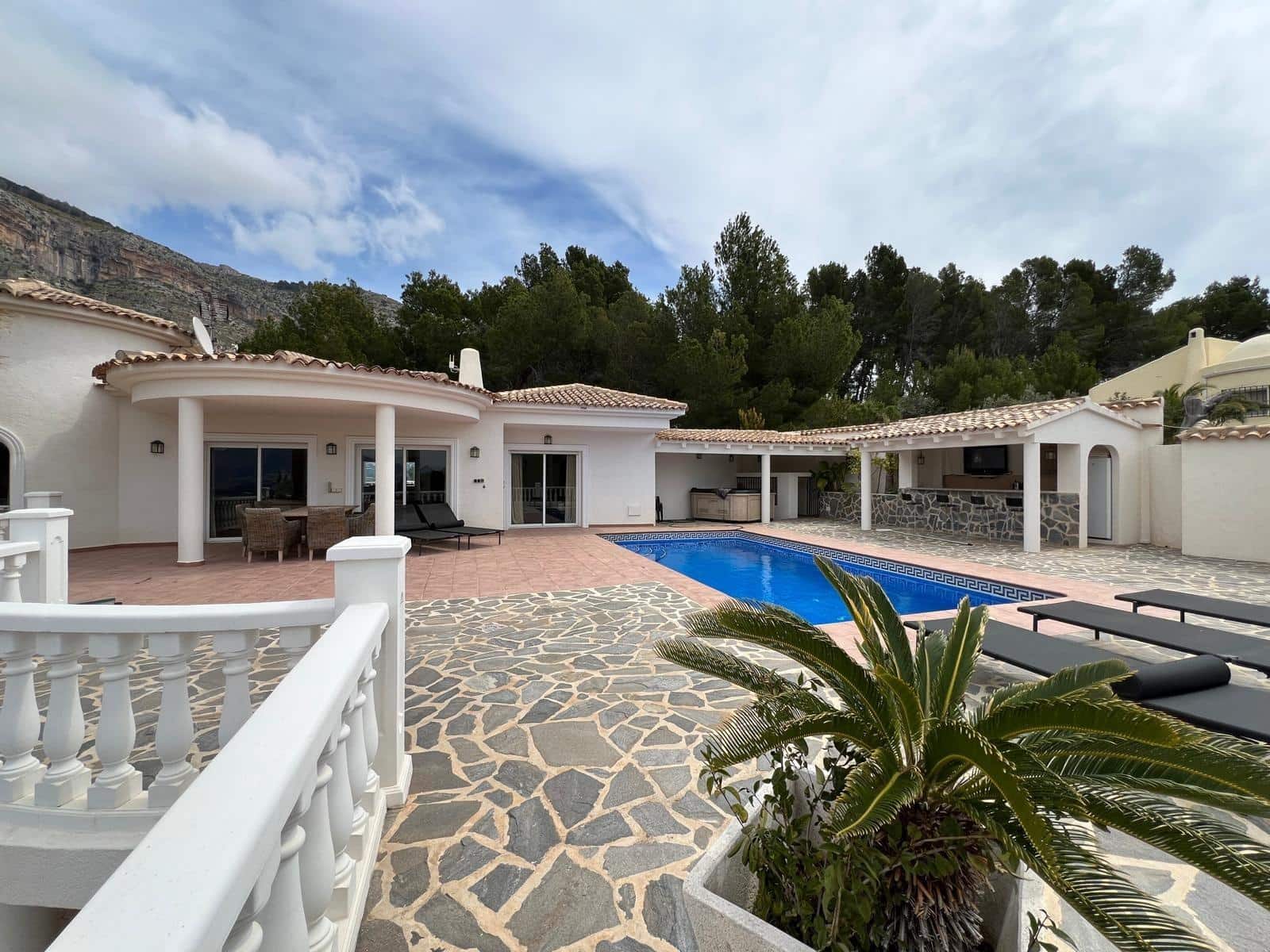 4 bedroom Villa for sale in Altea with pool garage - € 1,295,000 (Ref: 10116220)
