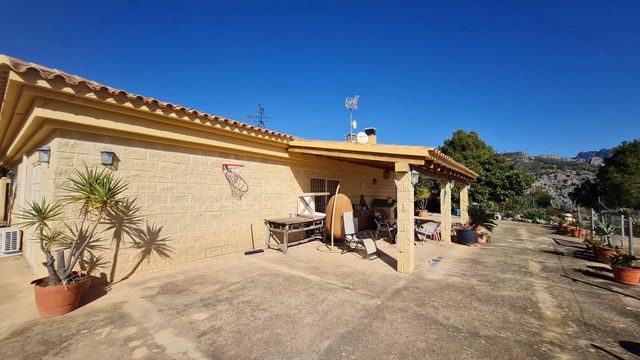 4 chambre Villa/Maison à vendre à Callosa d'En Sarrià avec piscine - 700 000 € (Ref: 10116225)