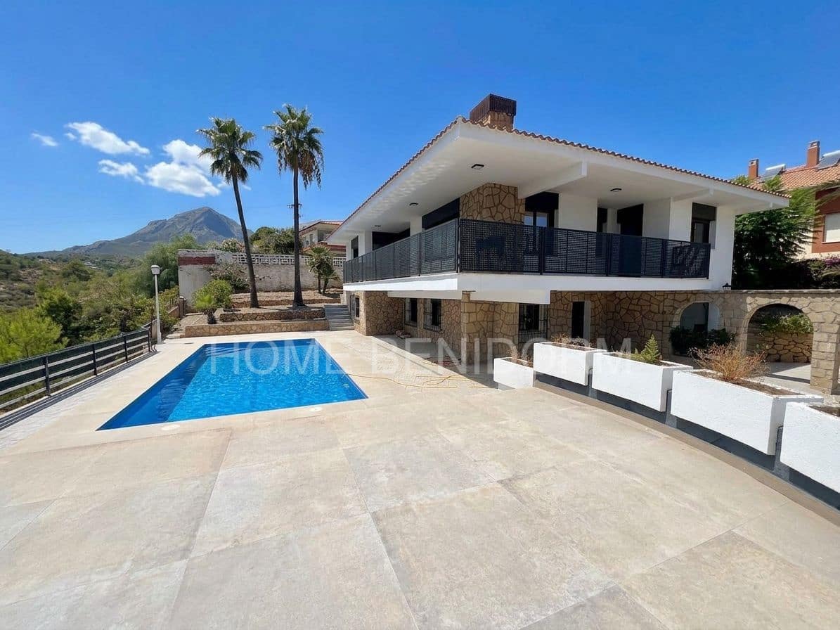 4 bedroom Villa for sale in Montebello with pool garage - € 889,000 (Ref: 10118913)