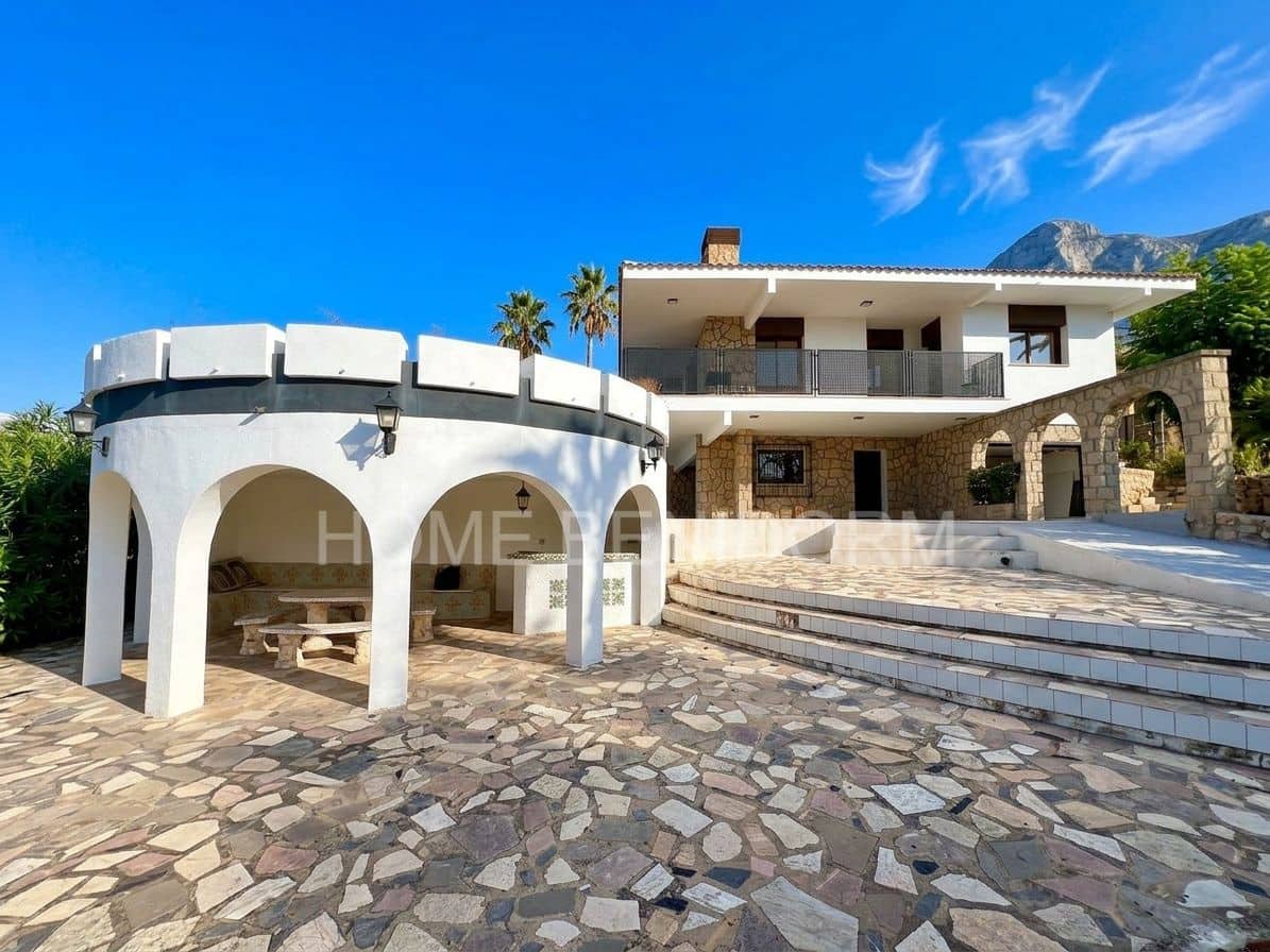 4 bedroom Villa for sale in Montebello with pool garage - € 889,000 (Ref: 10118913)