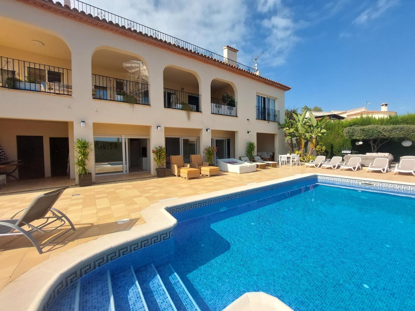 6 bedroom Villa for sale in Alfaz del Pi / L'Alfas del Pi with pool - € 725,000 (Ref: 8698271)