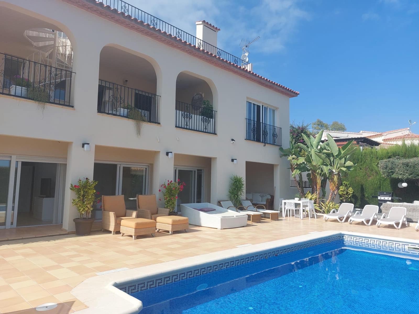 6 bedroom Villa for sale in Alfaz del Pi / L'Alfas del Pi with pool - € 725,000 (Ref: 8698271)