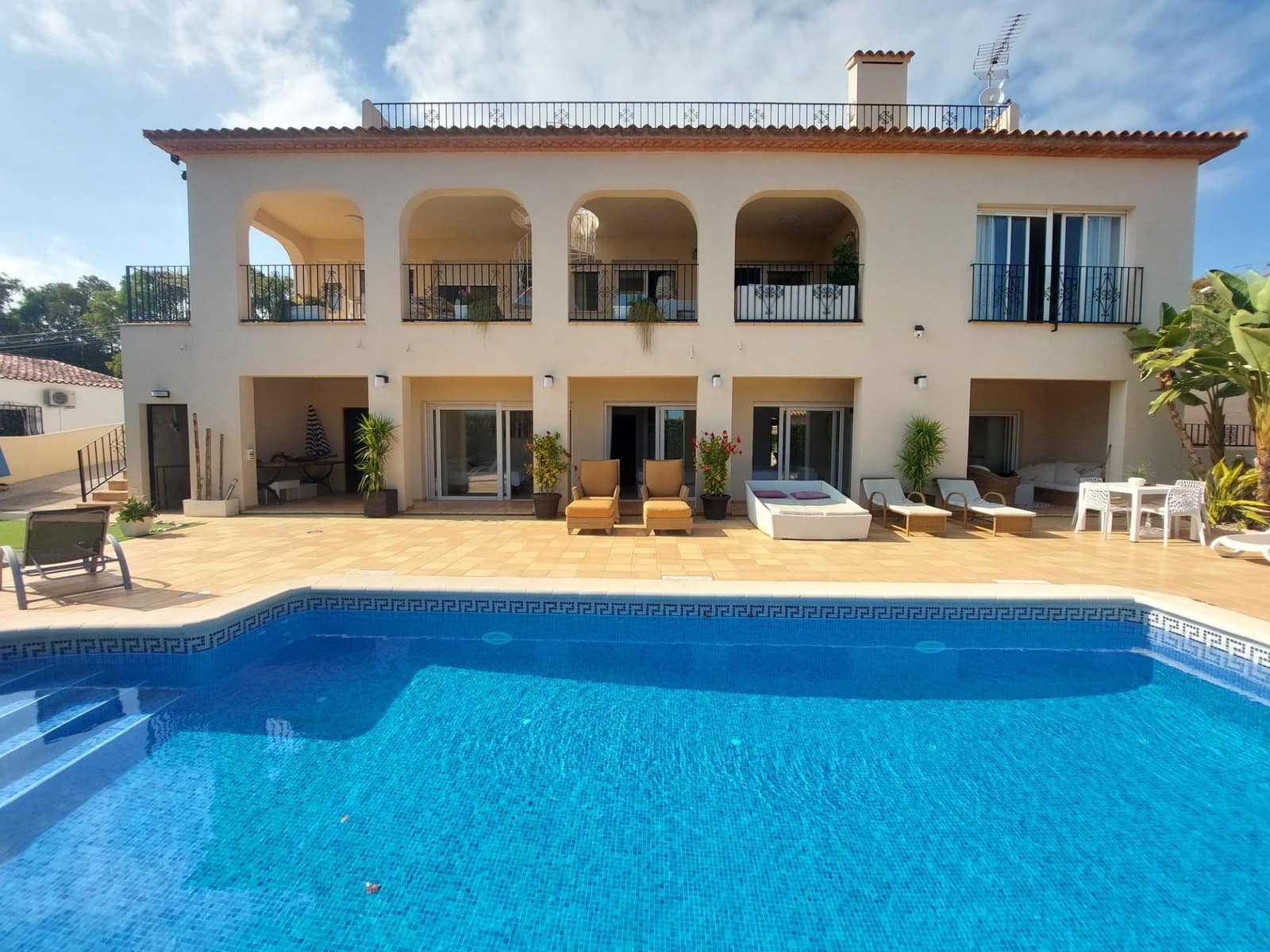 6 bedroom Villa for sale in Alfaz del Pi / L'Alfas del Pi with pool - € 725,000 (Ref: 8698271)