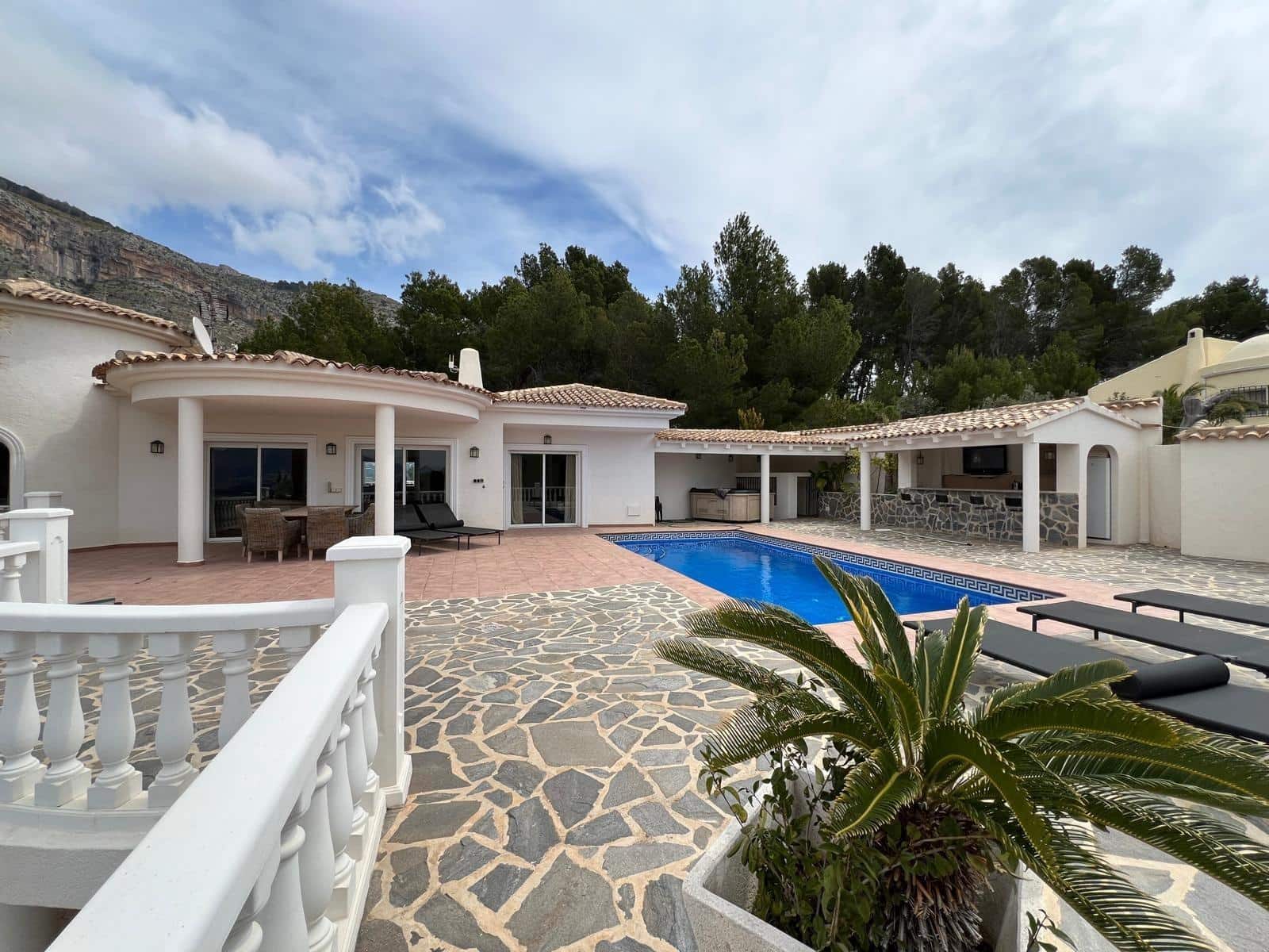 4 bedroom Villa for sale in Altea with pool - € 1,599,000 (Ref: 8932300)