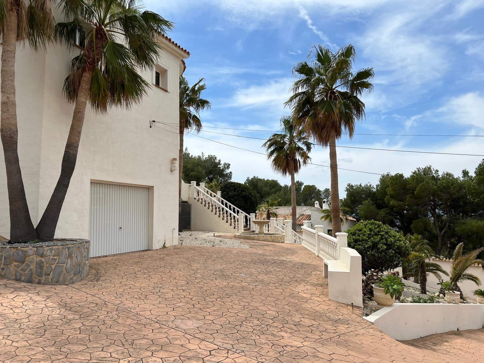 4 bedroom Villa for sale in Altea with pool - € 1,599,000 (Ref: 8932300)