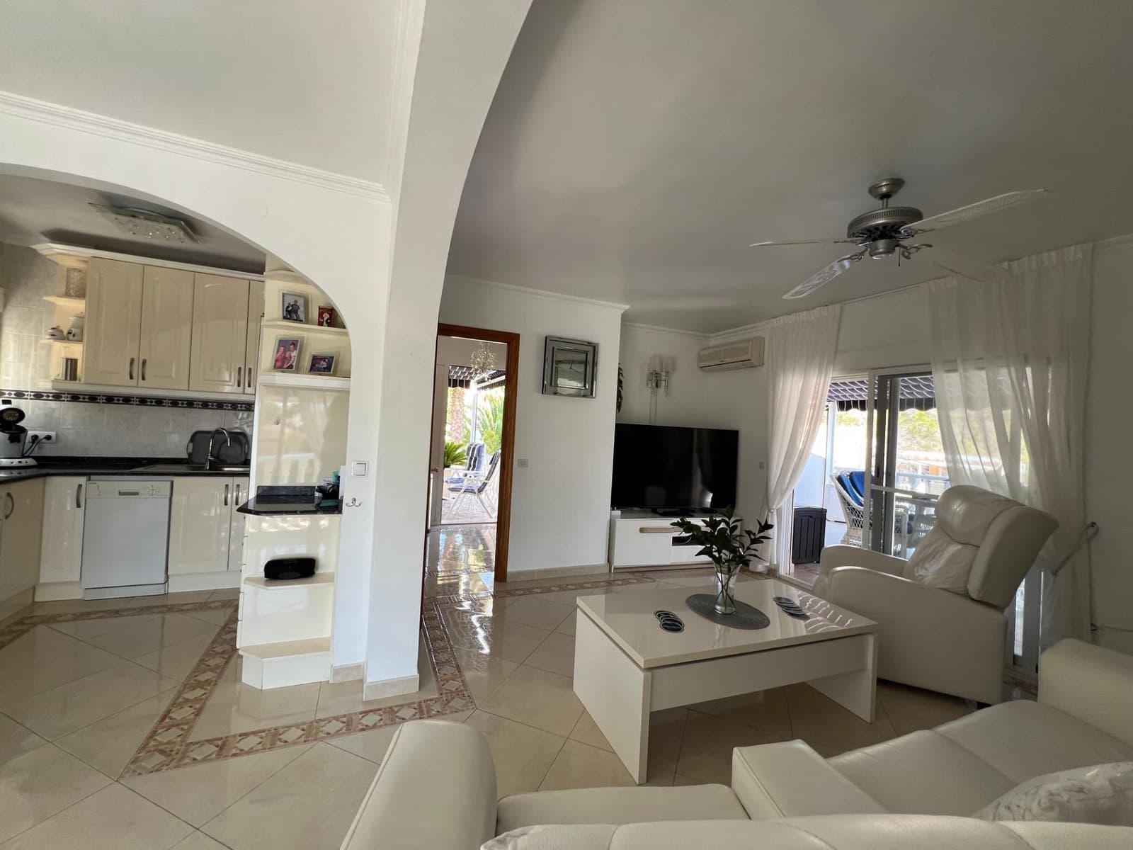 Chalet de 4 habitaciones en La Nucia en venta con piscina garaje - 560.000 € (Ref: 8939469)