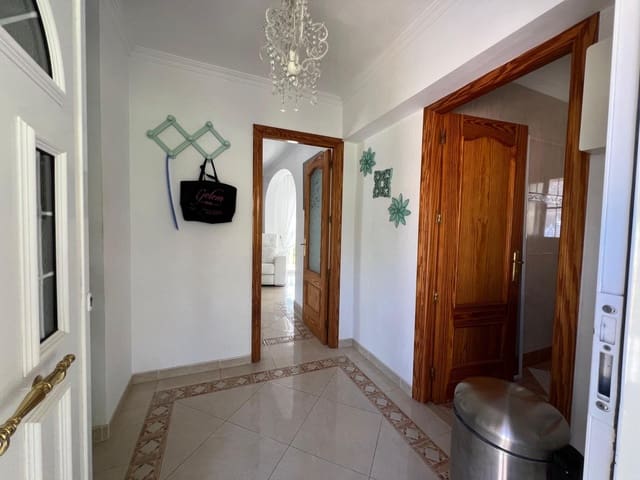 Chalet de 4 habitaciones en La Nucia en venta con piscina garaje - 560.000 € (Ref: 8939469)