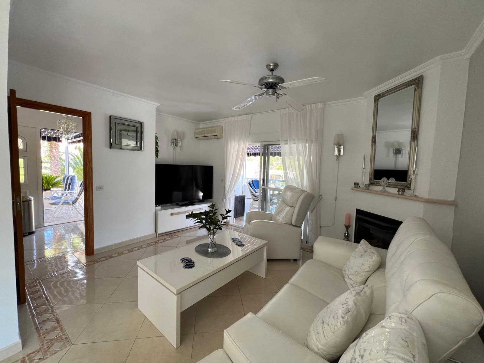 Chalet de 4 habitaciones en La Nucia en venta con piscina garaje - 560.000 € (Ref: 8939469)