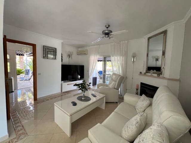 Chalet de 4 habitaciones en La Nucia en venta con piscina garaje - 560.000 € (Ref: 8939469)