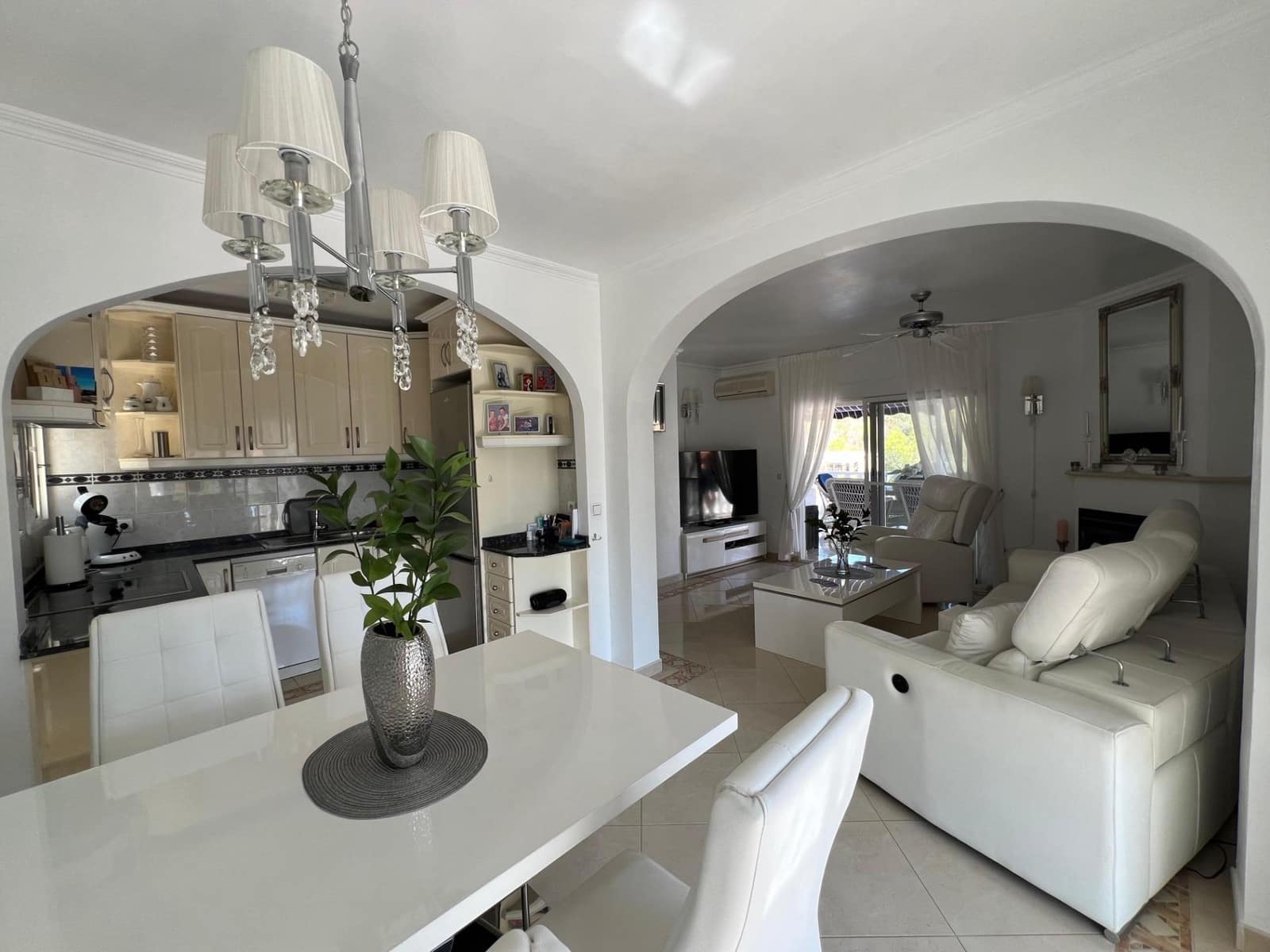 Chalet de 4 habitaciones en La Nucia en venta con piscina garaje - 560.000 € (Ref: 8939469)