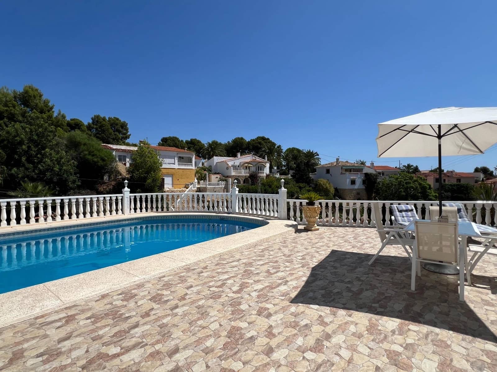 Chalet de 4 habitaciones en La Nucia en venta con piscina garaje - 560.000 € (Ref: 8939469)