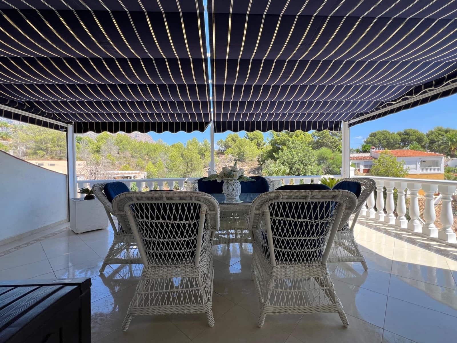 Chalet de 4 habitaciones en La Nucia en venta con piscina garaje - 560.000 € (Ref: 8939469)