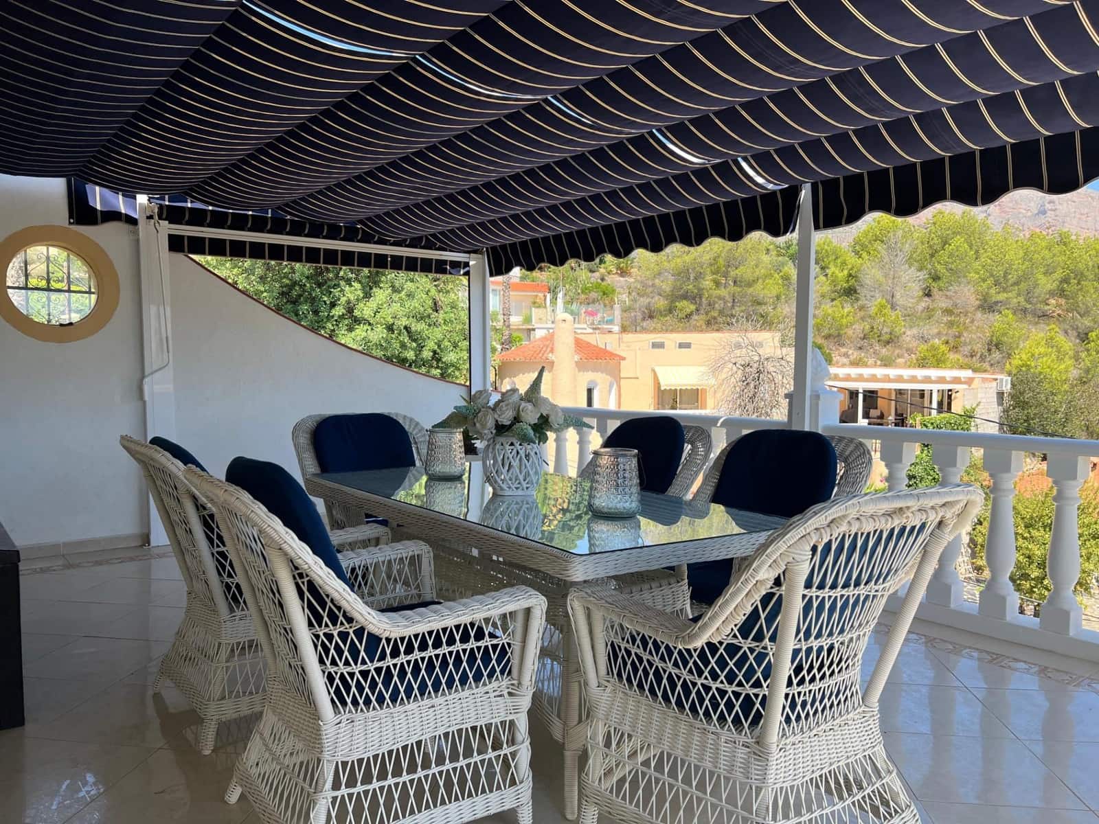 Chalet de 4 habitaciones en La Nucia en venta con piscina garaje - 560.000 € (Ref: 8939469)