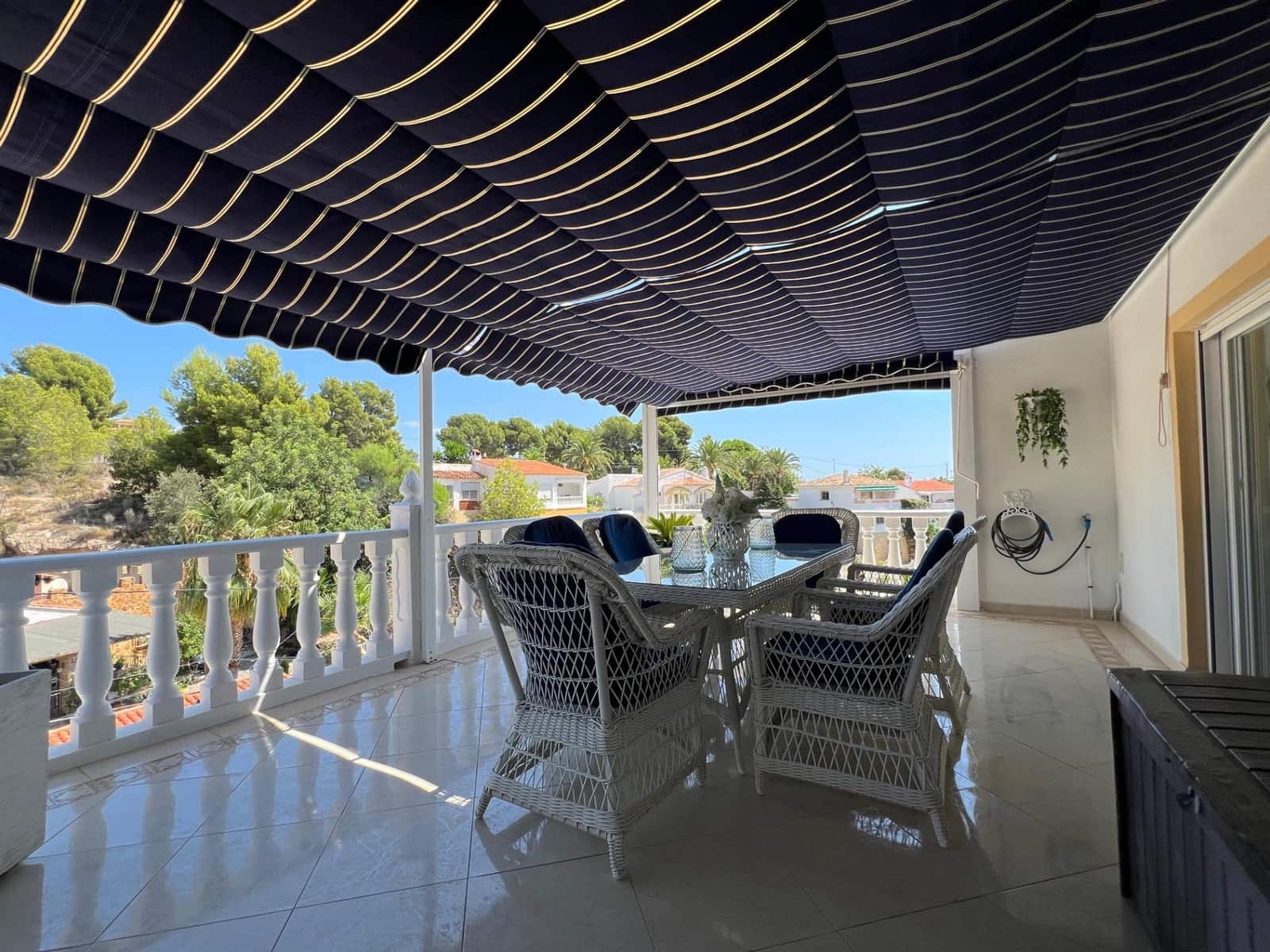 Chalet de 4 habitaciones en La Nucia en venta con piscina garaje - 560.000 € (Ref: 8939469)