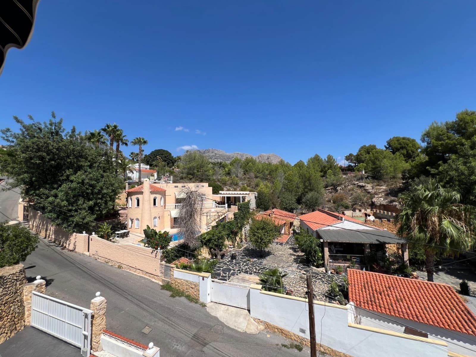 Chalet de 4 habitaciones en La Nucia en venta con piscina garaje - 560.000 € (Ref: 8939469)