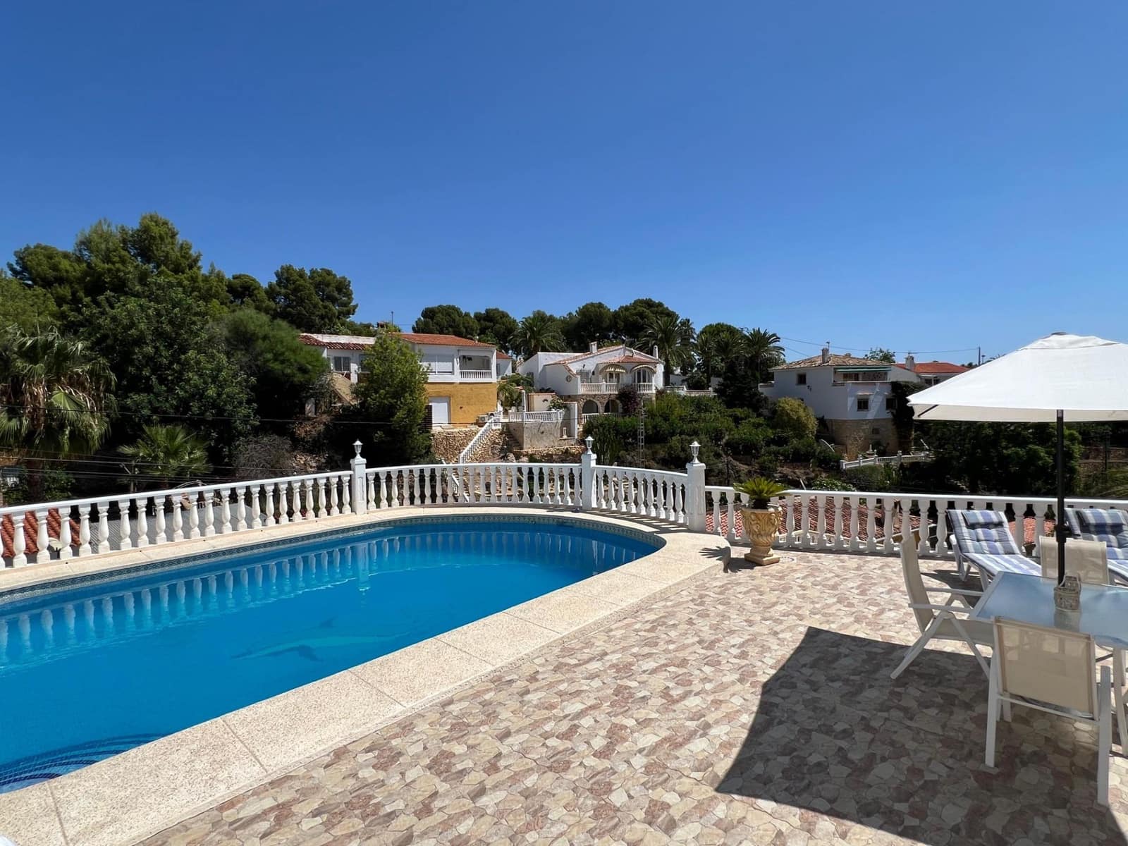 Chalet de 4 habitaciones en La Nucia en venta con piscina garaje - 560.000 € (Ref: 8939469)