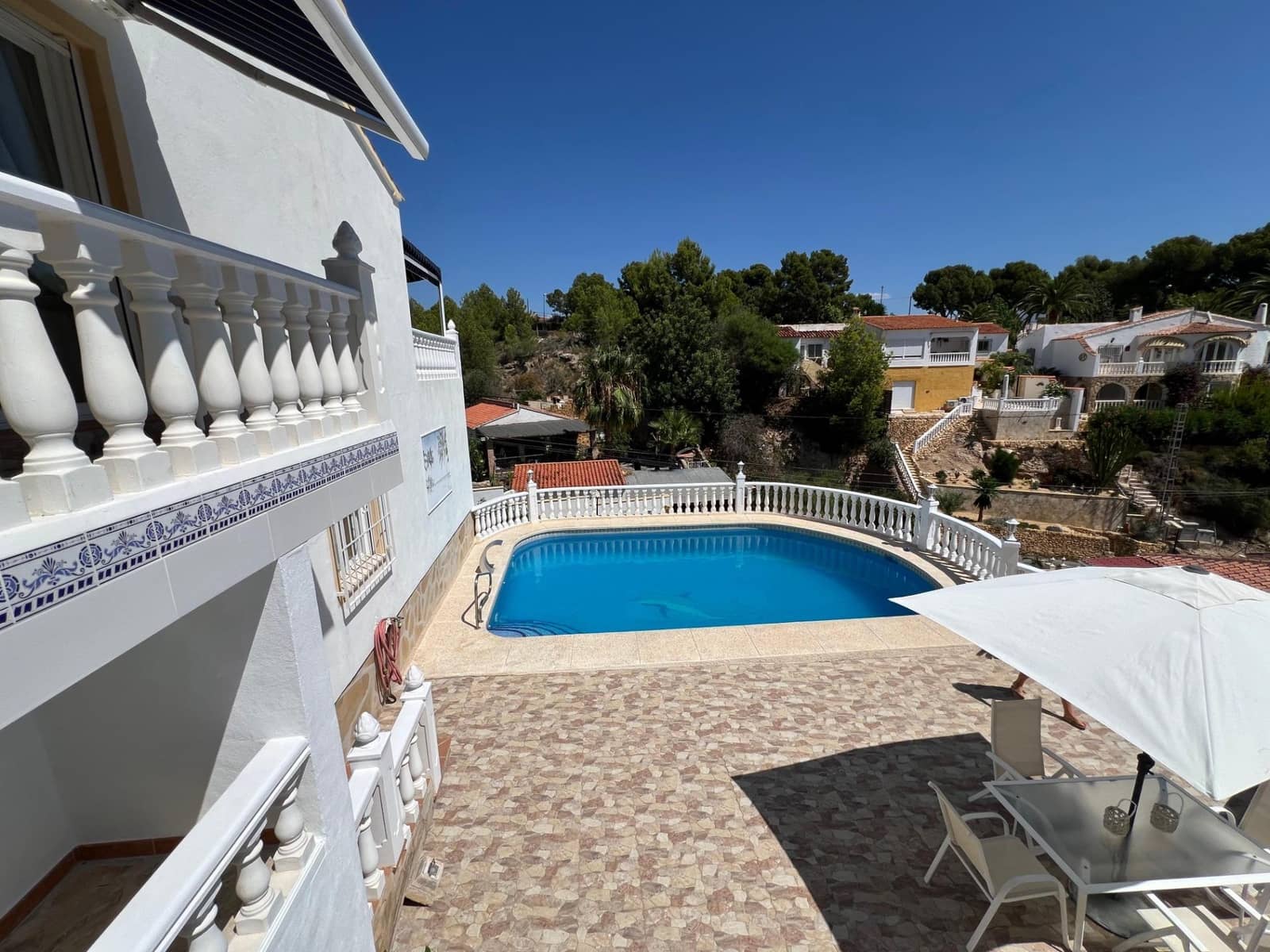 Chalet de 4 habitaciones en La Nucia en venta con piscina garaje - 560.000 € (Ref: 8939469)