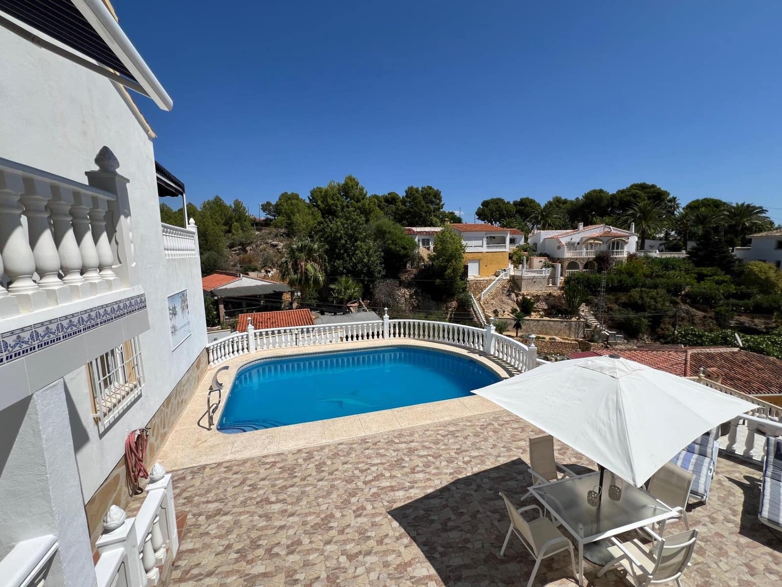 Chalet de 4 habitaciones en La Nucia en venta con piscina garaje - 560.000 € (Ref: 8939469)