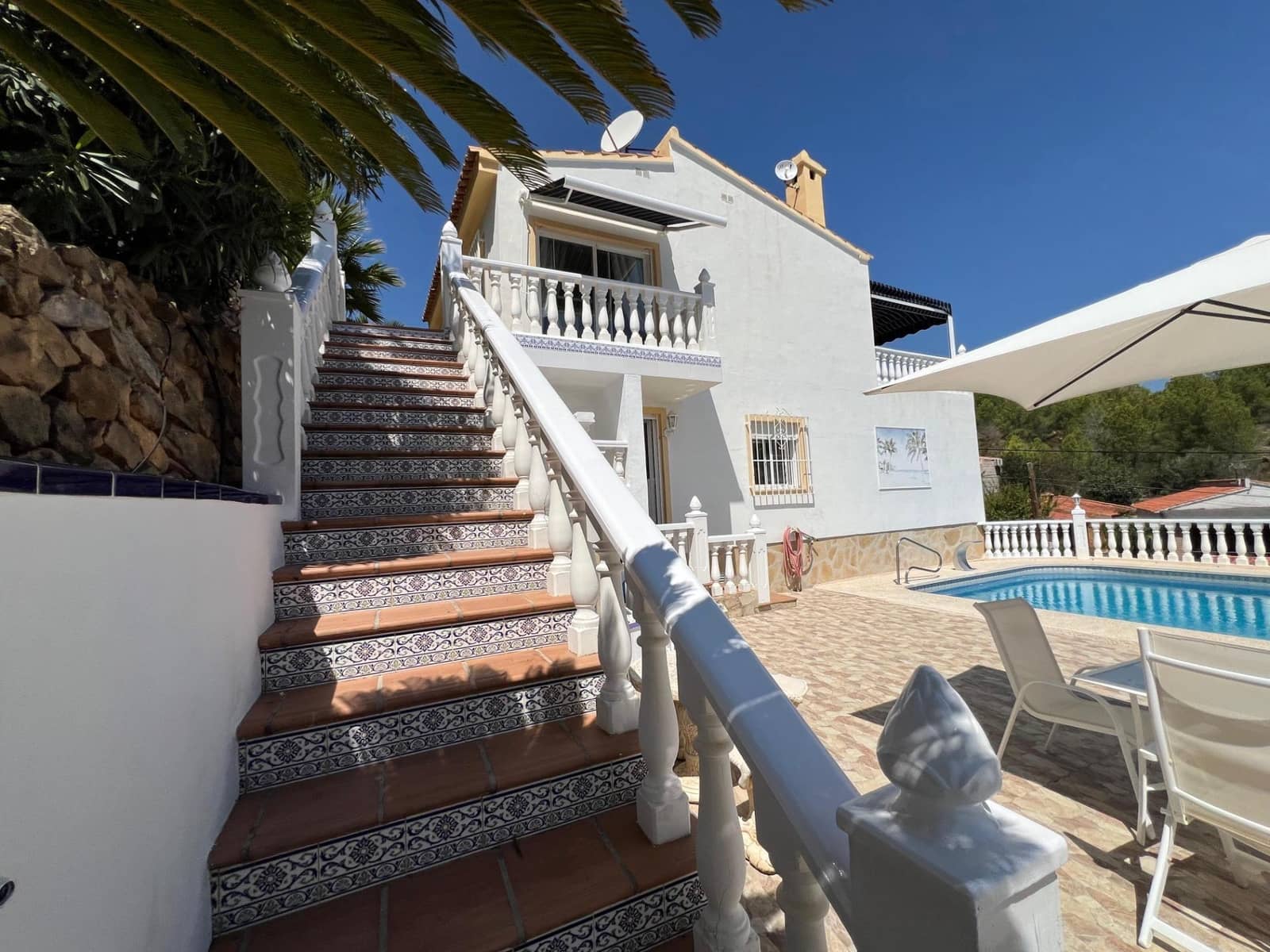 Chalet de 4 habitaciones en La Nucia en venta con piscina garaje - 560.000 € (Ref: 8939469)