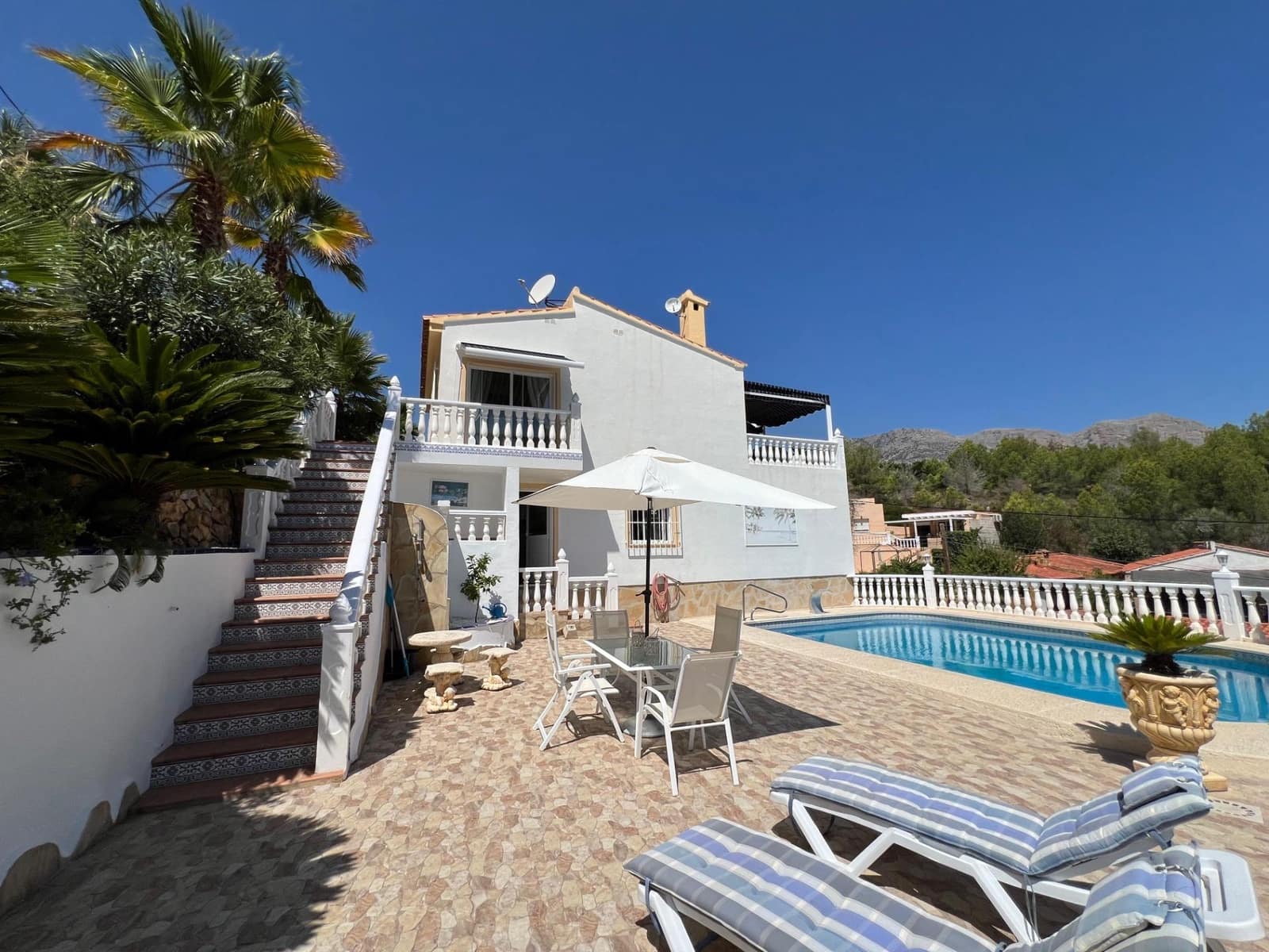 Chalet de 4 habitaciones en La Nucia en venta con piscina garaje - 560.000 € (Ref: 8939469)