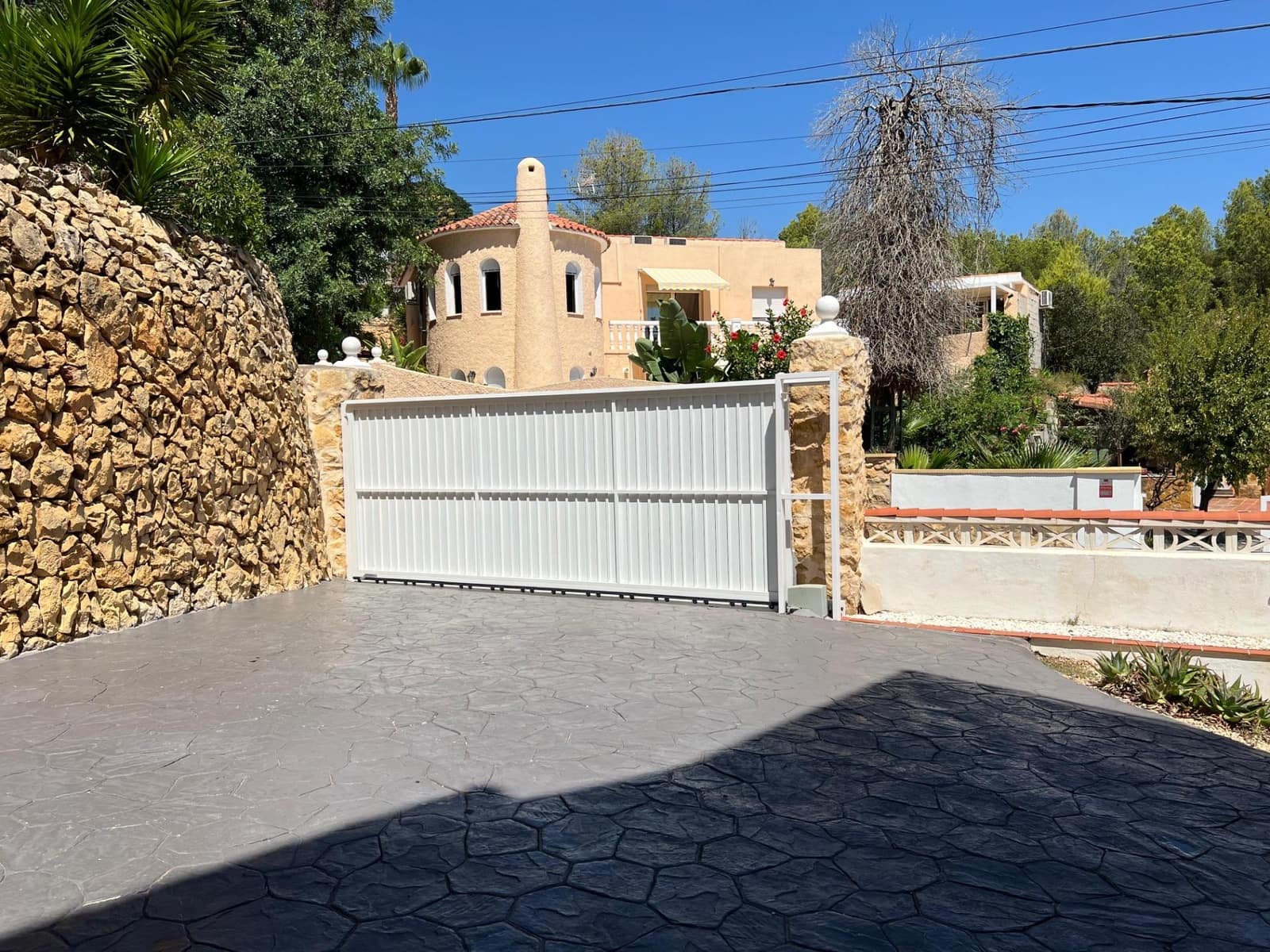 Chalet de 4 habitaciones en La Nucia en venta con piscina garaje - 560.000 € (Ref: 8939469)