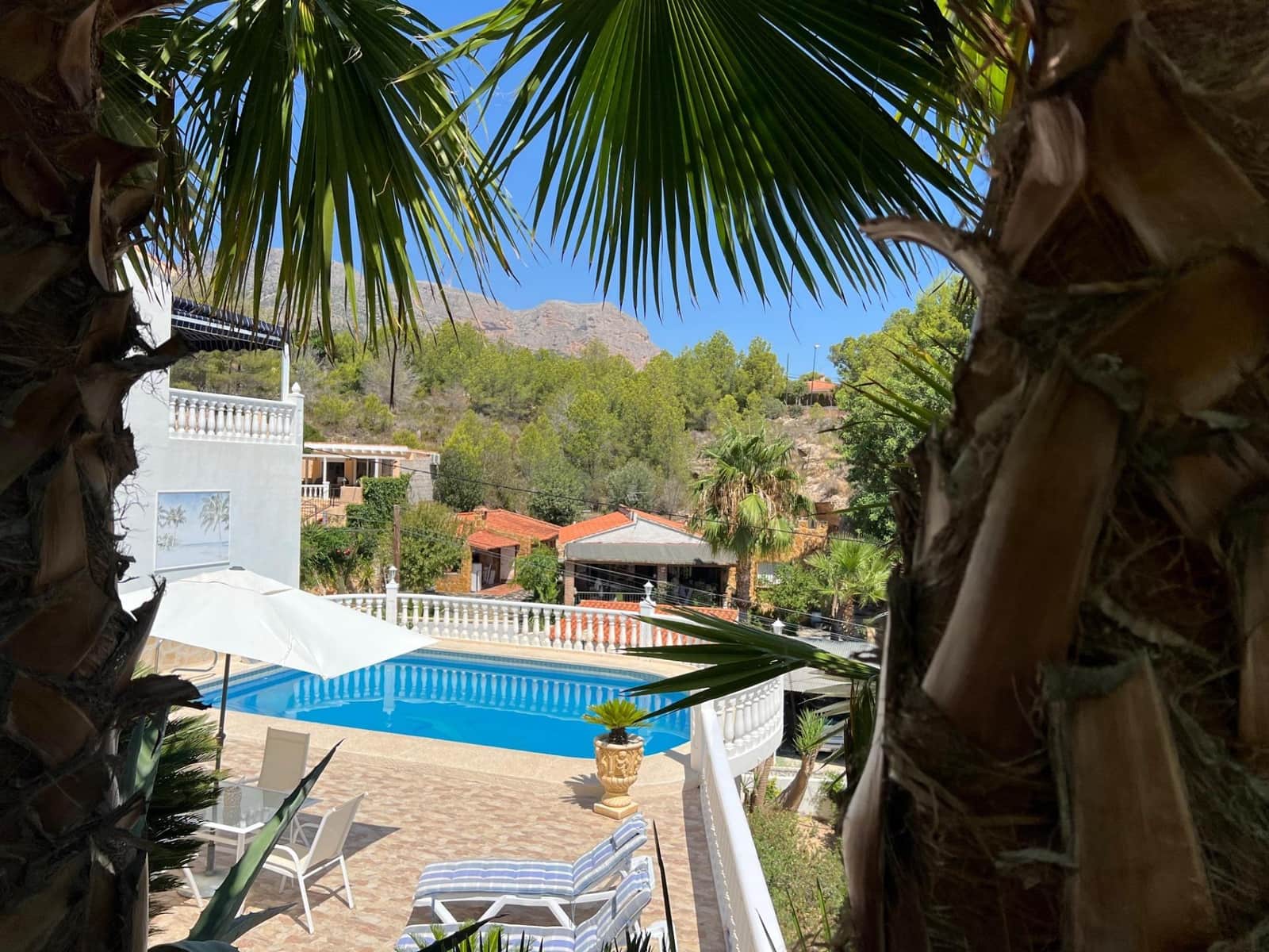Chalet de 4 habitaciones en La Nucia en venta con piscina garaje - 560.000 € (Ref: 8939469)