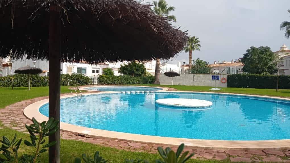 2 makuuhuone Rivitalo myytävänä paikassa La Nucia mukana uima-altaan 
autotalli - 245 000 € (Ref: 9308529)