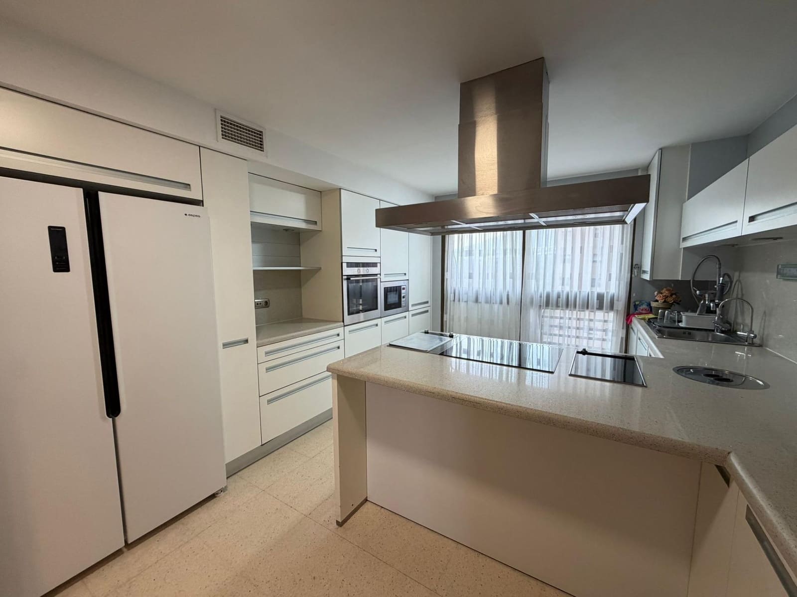 3 soveværelse Lejlighed til leje i Benidorm med swimmingpool - € 2.500 (Ref: 9758992)