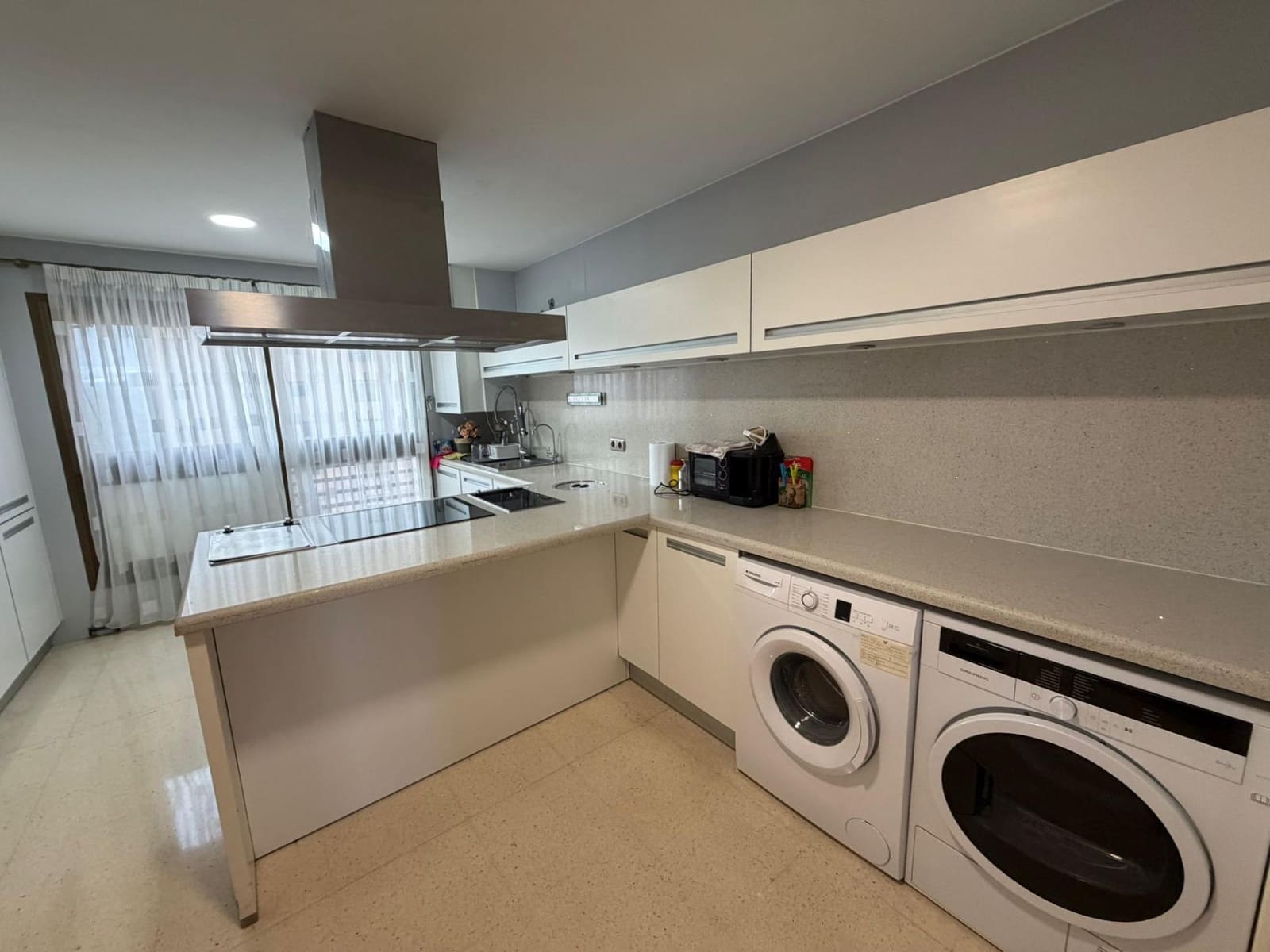 3 soveværelse Lejlighed til leje i Benidorm med swimmingpool - € 2.500 (Ref: 9758992)