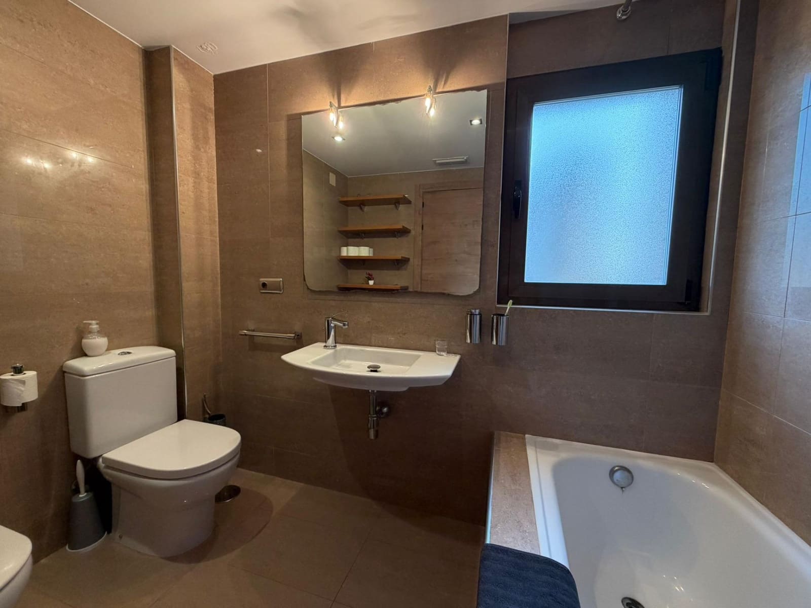 3 soveværelse Lejlighed til leje i Benidorm med swimmingpool - € 2.500 (Ref: 9758992)