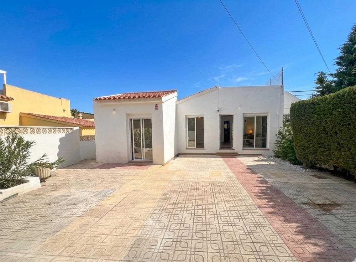 4 bedroom Semi-detached Villa for sale in La Nucia with pool - € 395,000 (Ref: 9773093)