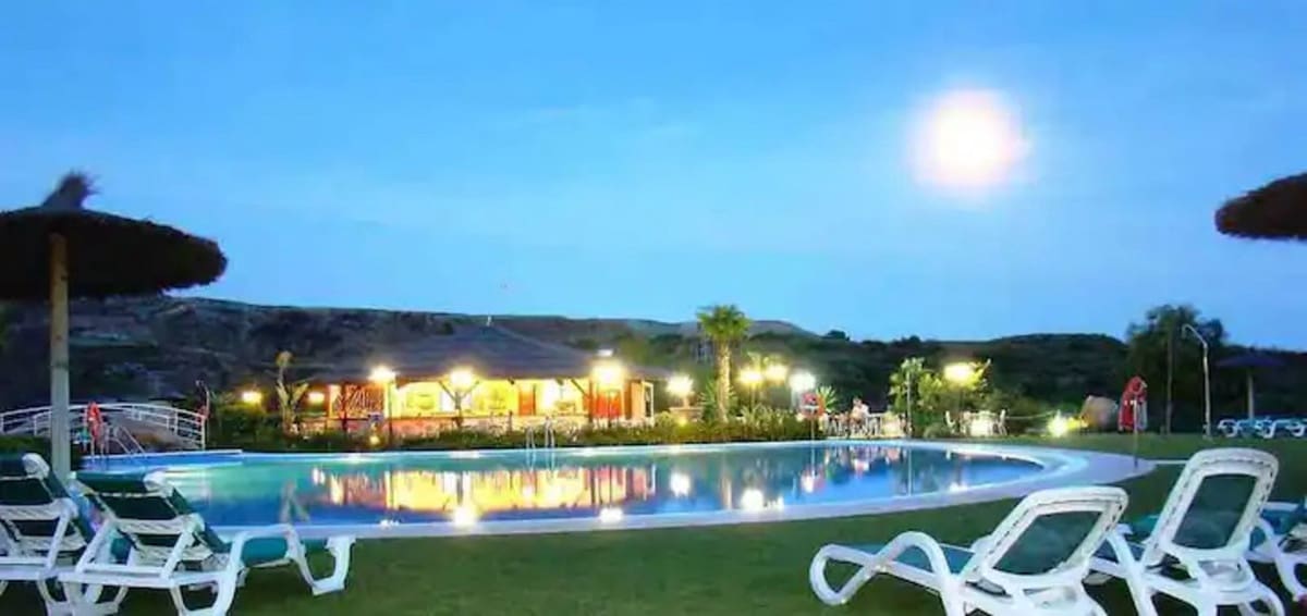 2 sypialnia Willa na sprzedaż w Benahavis z basenem garażem - 420 000 € (Ref: 9267882)