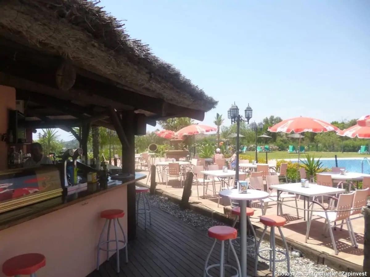 2 sypialnia Willa na sprzedaż w Benahavis z basenem garażem - 420 000 € (Ref: 9267882)