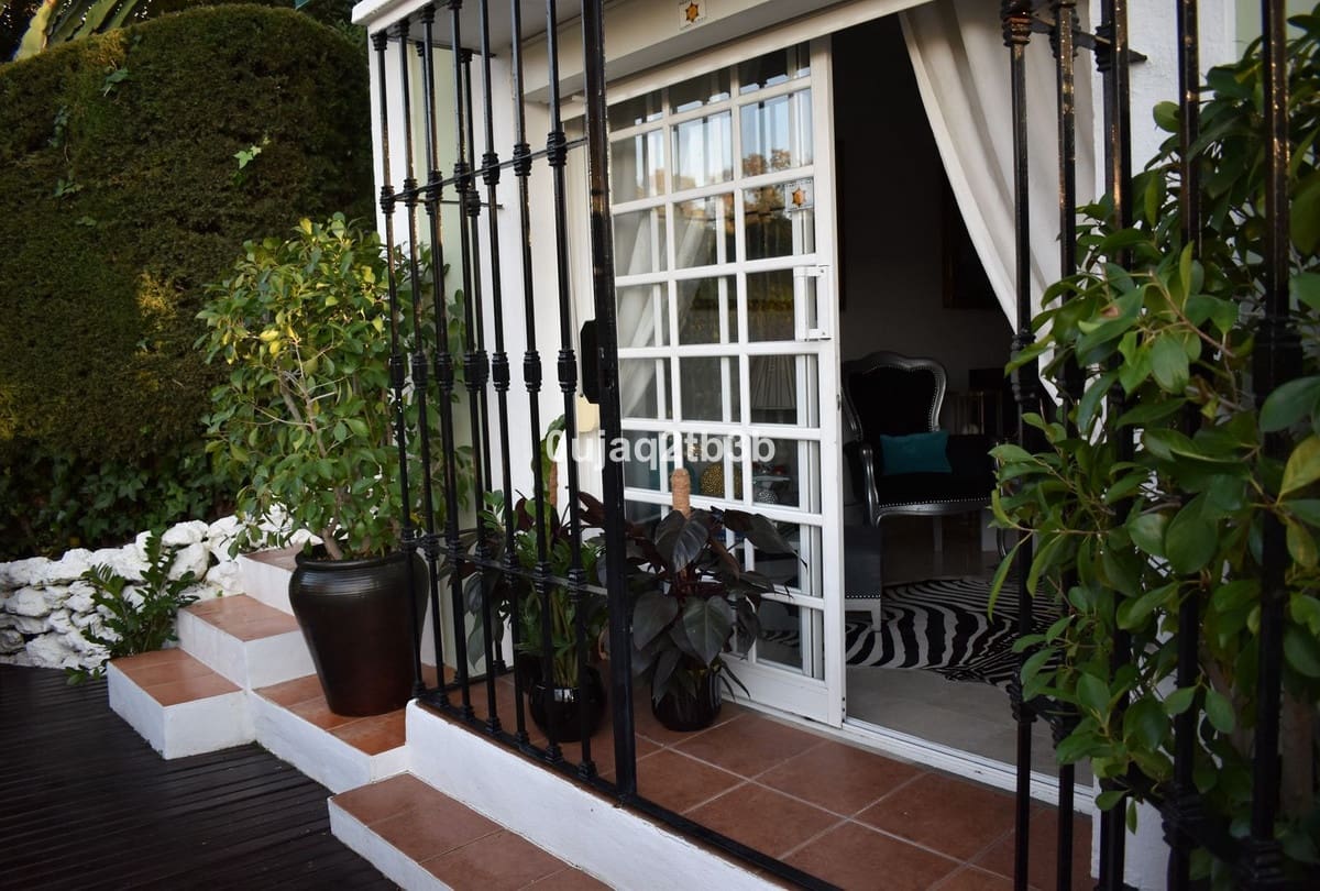 2 makuuhuone Omakotitalo myytävänä paikassa Nueva Andalucia mukana uima-altaan - 550 000 € (Ref: 9297819)