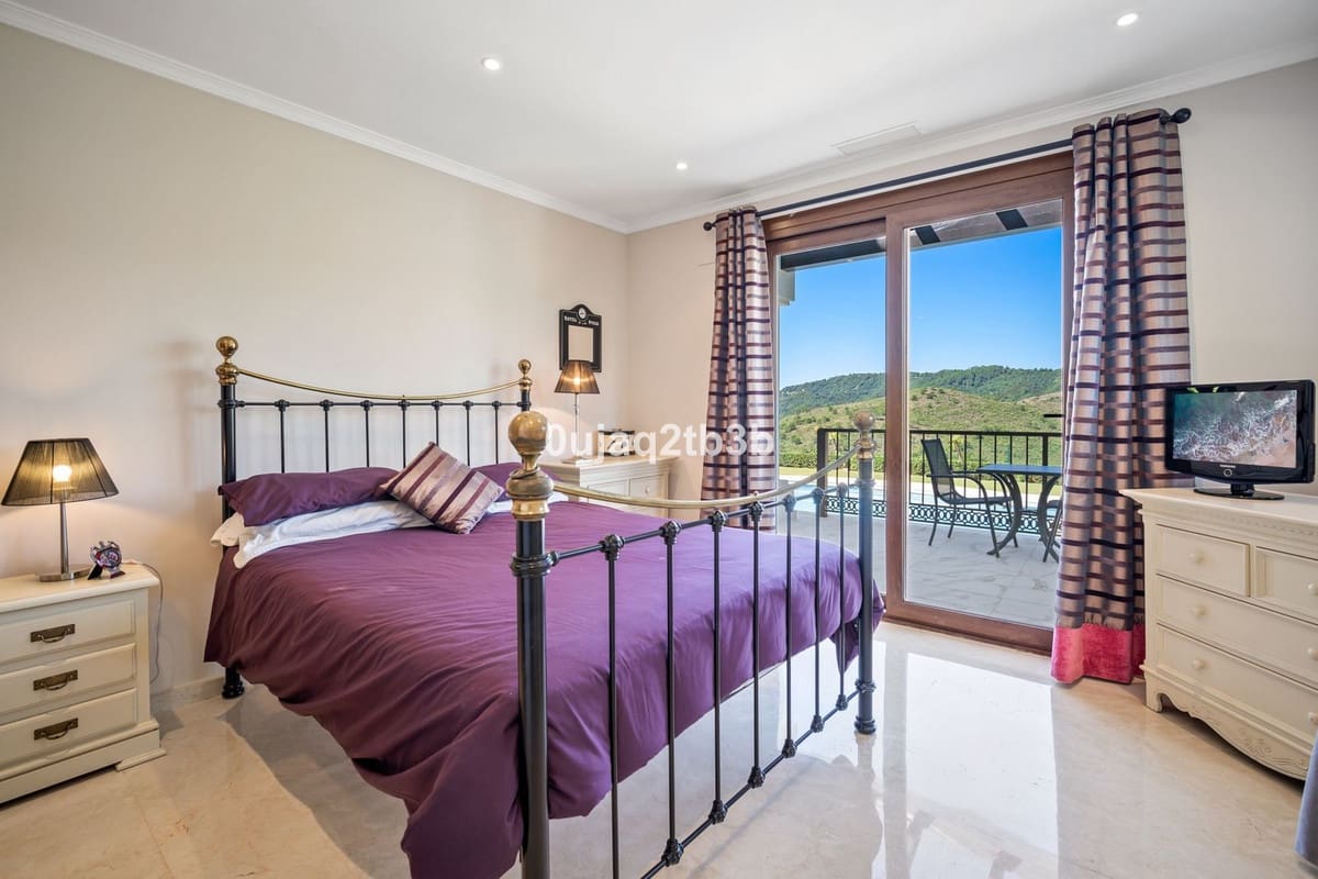 7 bedroom Villa for sale in Benahavis with pool garage - € 2,475,000 (Ref: 9297827)