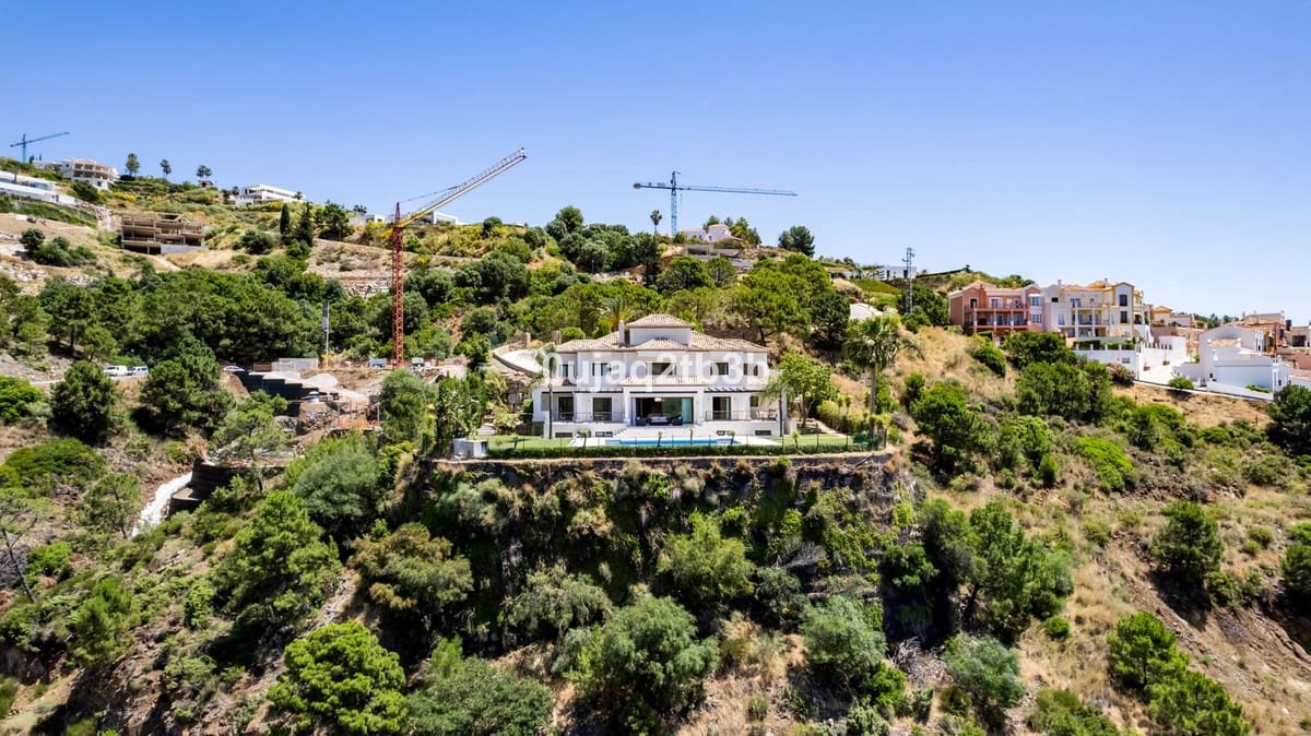 7 bedroom Villa for sale in Benahavis with pool garage - € 2,475,000 (Ref: 9297827)