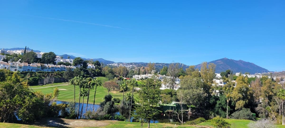 2 slaapkamer Appartement te koop in Nueva Andalucia met zwembad - € 495.000 (Ref: 9652519)