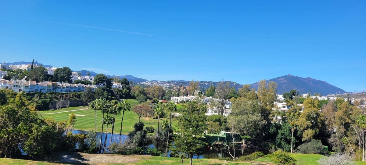 2 bedroom Apartment for sale in Nueva Andalucia with pool garage - € 480,000 (Ref: 9652519)