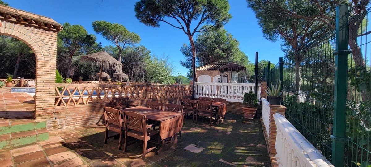 2 bedroom Apartment for sale in Nueva Andalucia with pool garage - € 480,000 (Ref: 9652519)