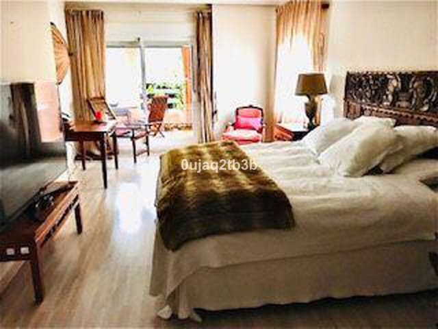 Apartamento de 3 habitaciones en Atalaya-Isdabe, Estepona en venta con piscina garaje - 1.100.000 € (Ref: 9652619)