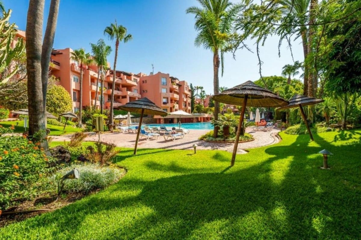 2 bedroom Apartment for sale in Marbella with pool garage - € 650,000 (Ref: 9723826)
