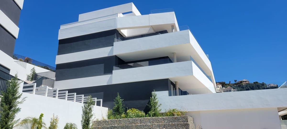 3 sypialnia Penthouse na sprzedaż w Los Monteros z basenem garażem - 679 000 € (Ref: 9929882)