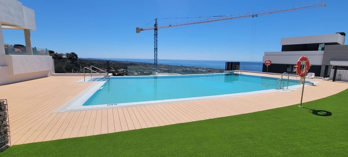 3 sypialnia Penthouse na sprzedaż w Los Monteros z basenem garażem - 679 000 € (Ref: 9929882)