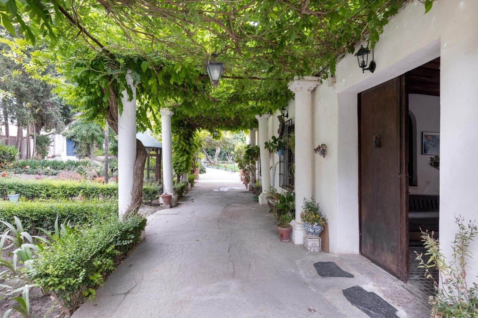 8 soveværelse Finca/Landehus til salg i Granada by med garage - € 895.000 (Ref: 9024925)