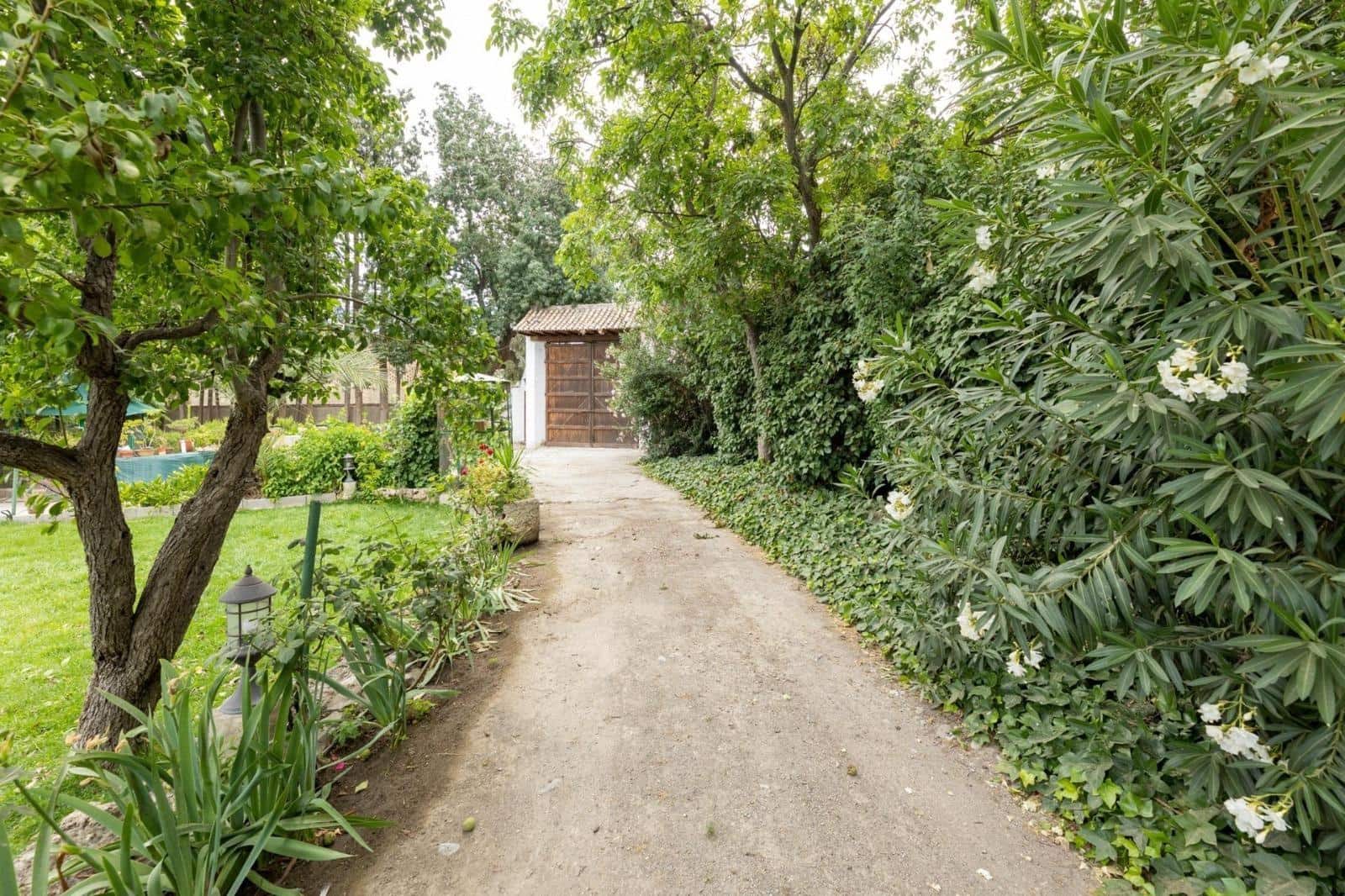 8 soveværelse Finca/Landehus til salg i Granada by med garage - € 895.000 (Ref: 9024925)