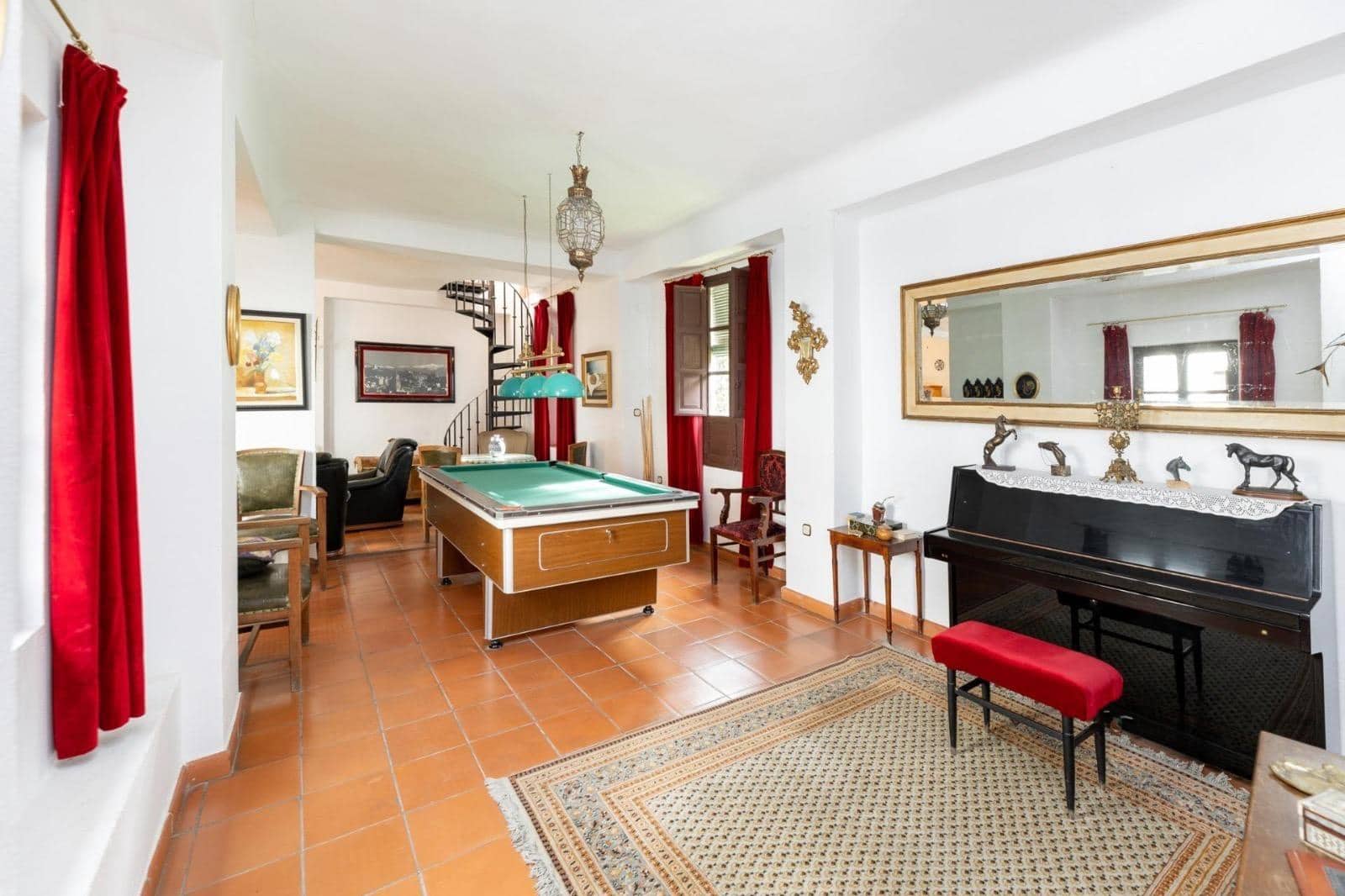 8 soveværelse Finca/Landehus til salg i Granada by med garage - € 895.000 (Ref: 9024925)