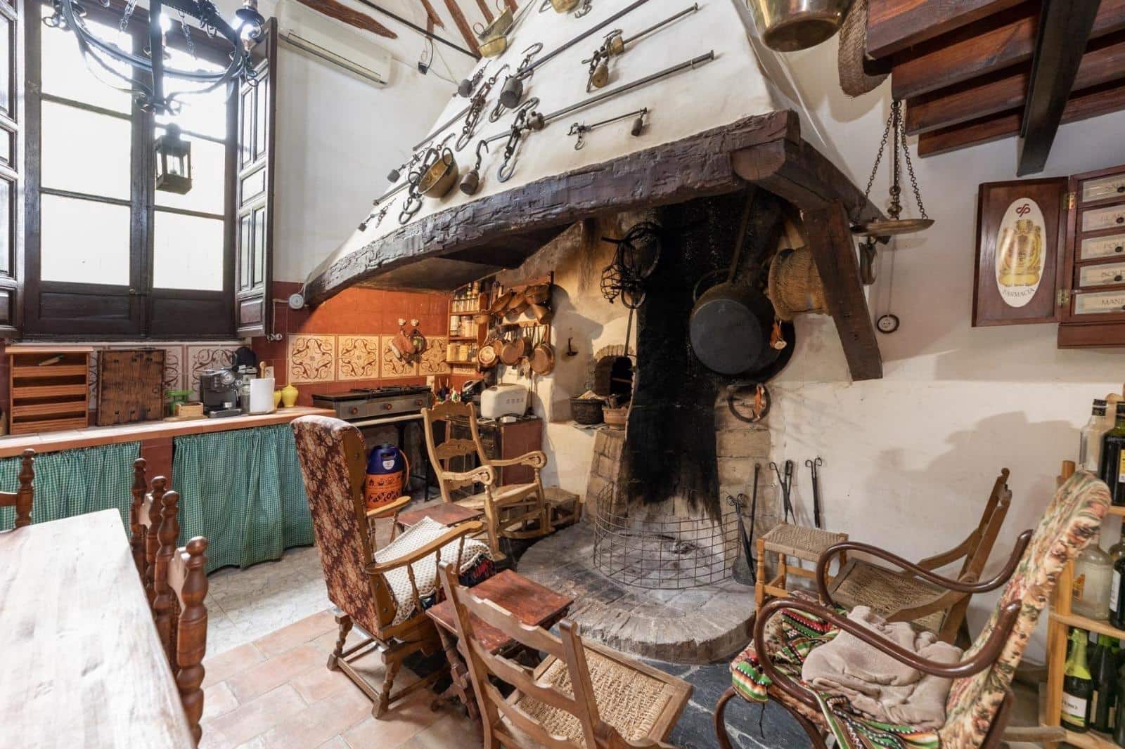 8 soveværelse Finca/Landehus til salg i Granada by med garage - € 895.000 (Ref: 9024925)